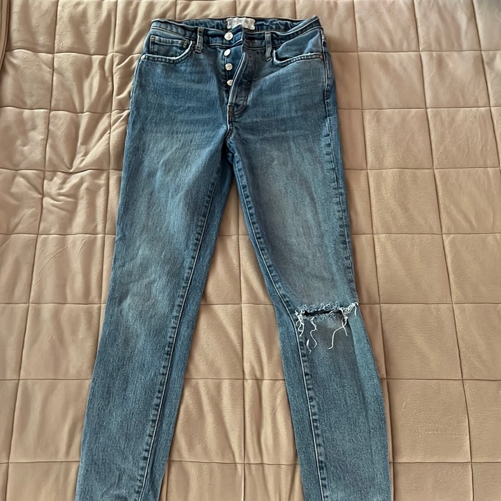Free People Medium Wash Mom-Jeans with single rip on left knee size 26
